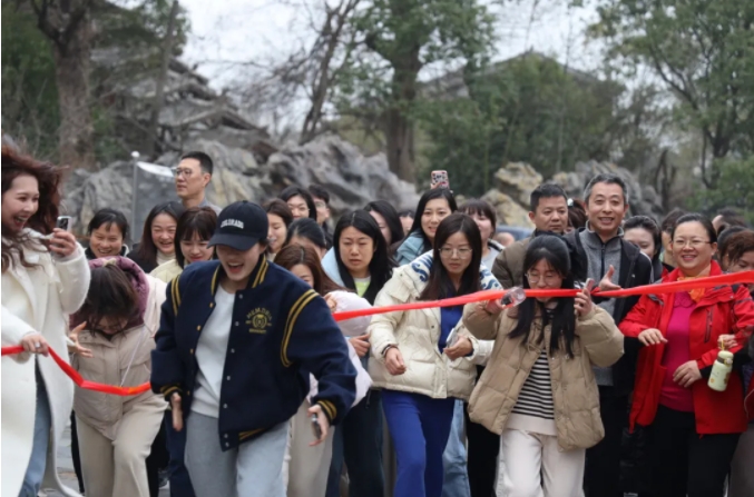 市城投集團開展“團結(jié)一心 拼搏進(jìn)取 奮戰(zhàn)2025”迎新年登山、健步走活動